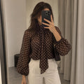 Sandra | Blusa Chiffon Lunares Chocolate · Lazo Romántico