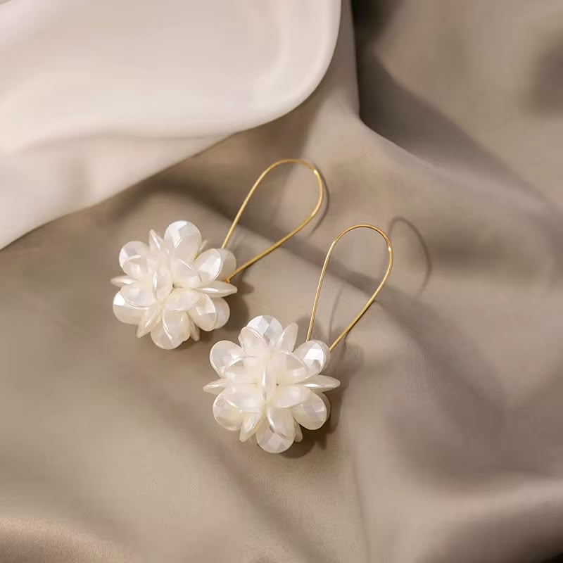 Pendientes Flor Isabela de Pétalos Perlados para Mujer